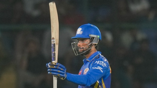 DC vs MI IPL 2025 Tilak Varma 59 and Naman Dhir 38 Helps Mumbai Post 205 5 vs Delhi