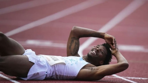 Chris Robinson faced a wardrobe malfunction Shocking Moment Caught Live