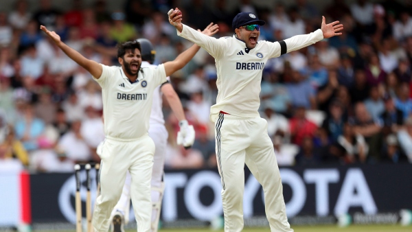 Watch Shubman Gill s Hilarious Dono Tabahi Stump-Mic Chatter Goes Viral