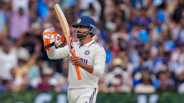 IND vs ENG Ravindra Jadeja Complains to Umpire About Bad Light Play Suspended in Manchester