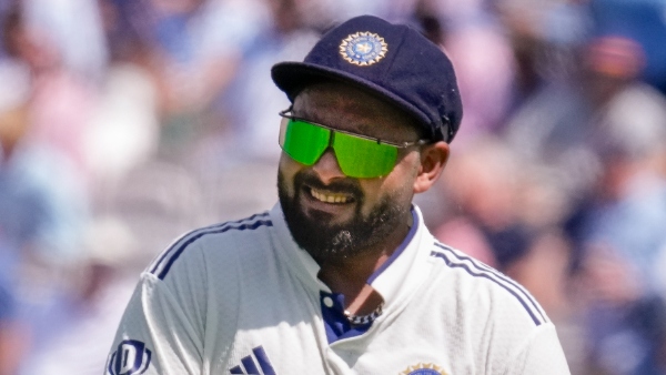 IND vs ENG Big Blow For India as Injured Rishabh Pant Taken Off Field During Lord s Test