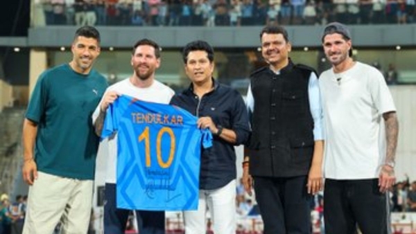 Maharashtra CM Devendra Fadnavis Booed During Lionel Messi Event at Wankhede Stadium Maharashtra CM Devendra Fadnavis Booed During Lionel Messi Event at Wankhede Stadium