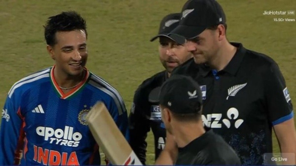 Abhishek Sharma s Funny Reaction as New Zealand Players Inspect His Bat After IND vs NZ 3rd T20I