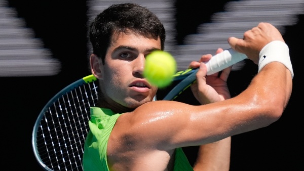 australian open 2026 Injured Carlos Alcaraz Beats Zverev in Epic 5-Set Thriller to Reach Final