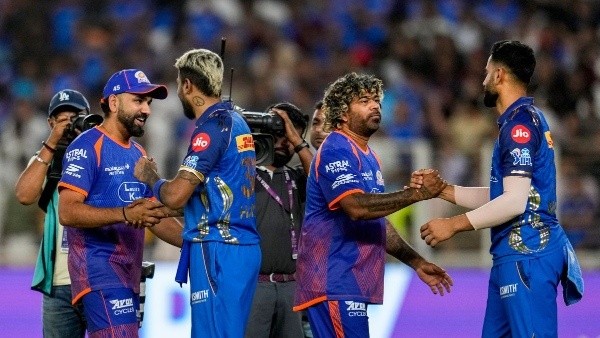 IPL 2026 Rohit Sharma Shares Mid-Match Tactical Tips with Suryakumar Yadav During MI vs GT Clash