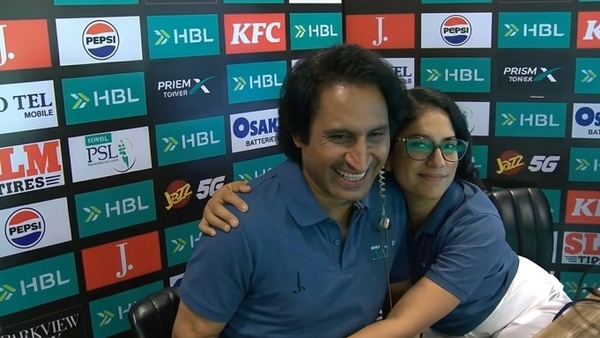 PSL Live Hug Sparks Debate Lisa Sthalekar Hugs Ramiz Raja Video Goes Viral Online PSL Match