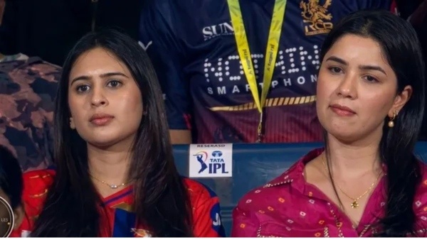 A Unique Experience Sara Tendulkar and Saaniya Chandhok s Divided Loyalties Go Viral During MI vs LSG Clash