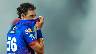 IPL 2026: அடுத்தடுத்து 2 விக்கெட் வீழ்த்திய ஸ்டார்க்.. ஹாட்ரிக் பந்தில் 100 மீட்டர் தூரம் சிக்சர்